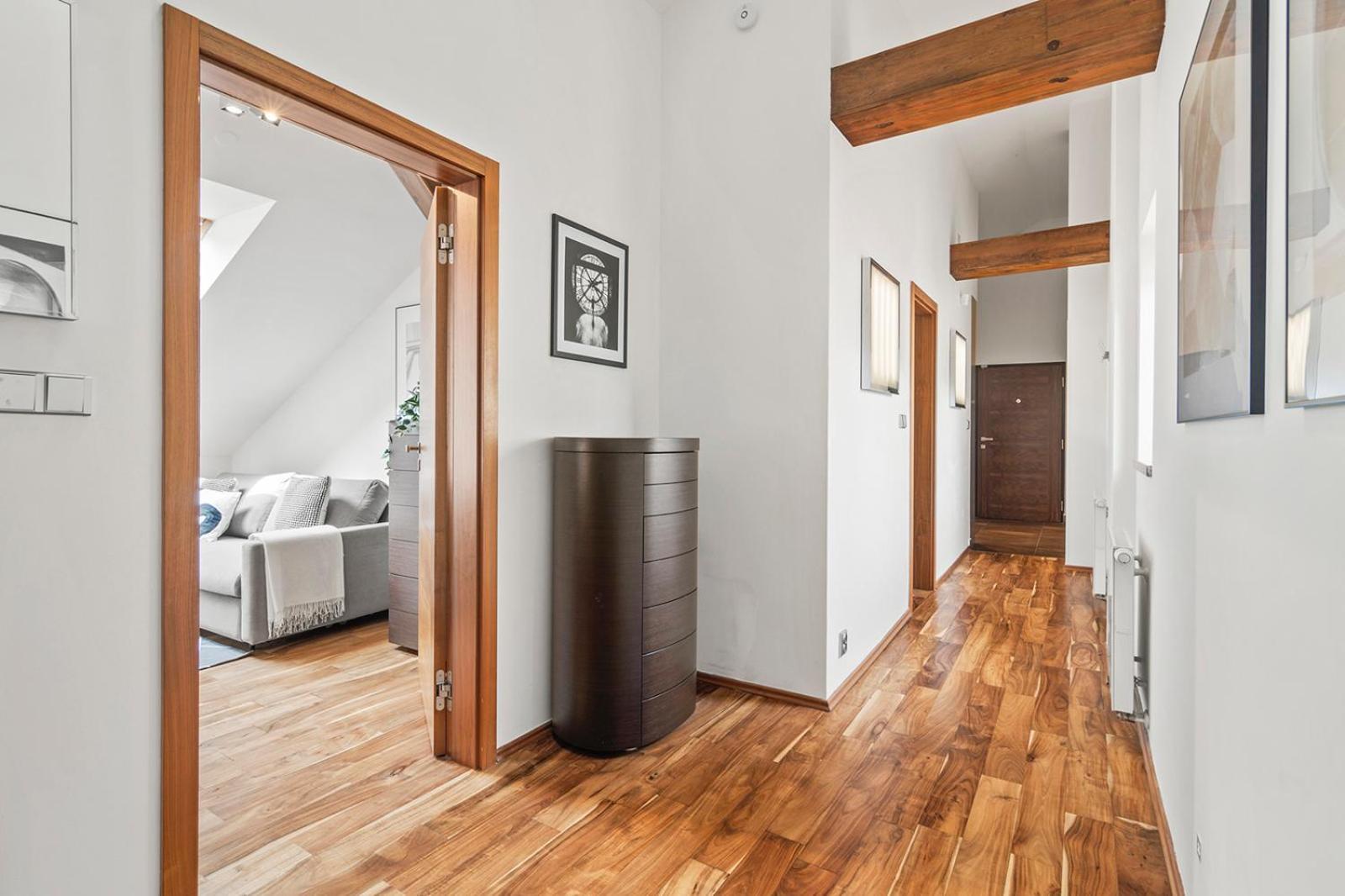 Days - Spacious 117m2 Attic Retreat W Ac - Near Old Town Sq Apartament *